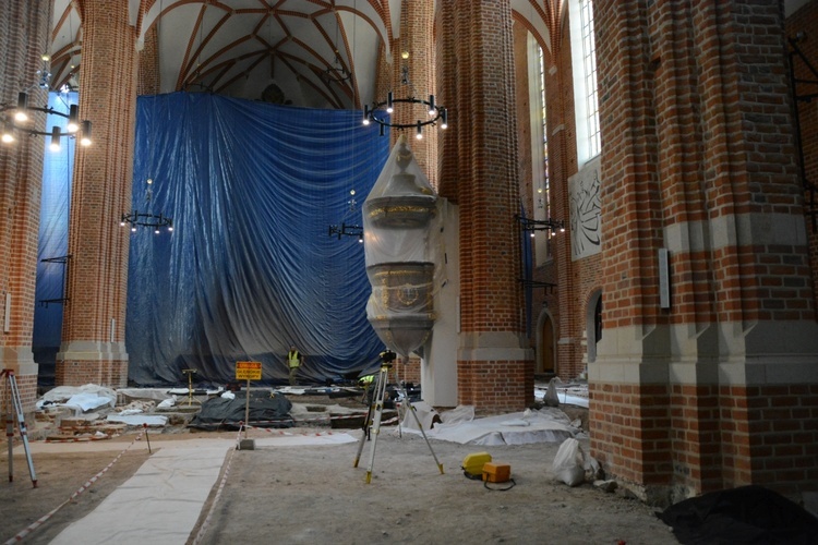 Prace badawcze w katedrze opolskiej