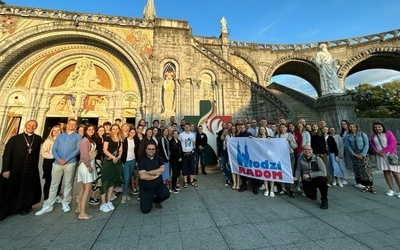 Radomska grupa w sanktuarium Matki Bożej w Lourdes.