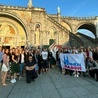 Radomska grupa w sanktuarium Matki Bożej w Lourdes.