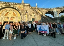 Radomska grupa w sanktuarium Matki Bożej w Lourdes.