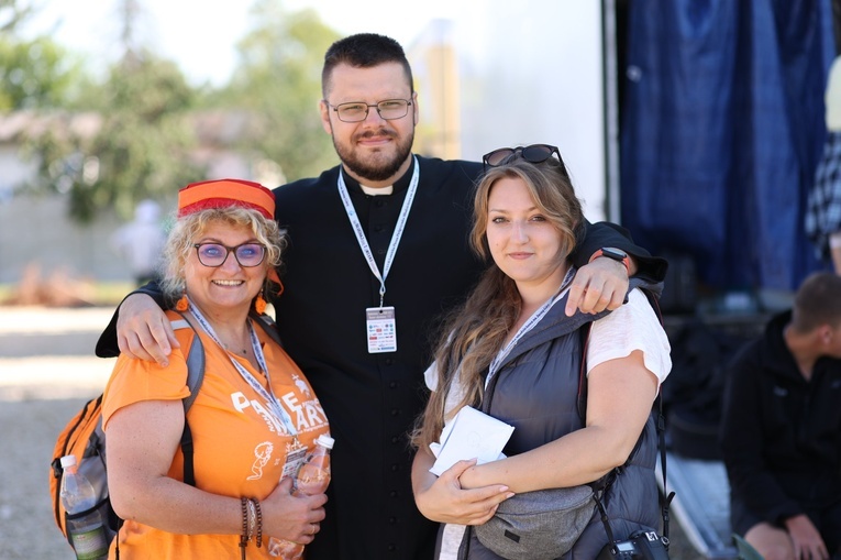 Ks. Rafał Woronowski i Magdalena Gorożankin (z prawej) z ŁPPM związani są od kilku lat. Dla wspólnoty pielgrzymów napisali wspólnie już kilka piosenek.