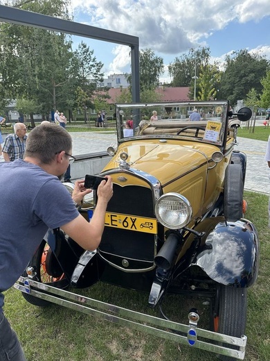 Ten ford z 1930 r. wzbudzał największe zainteresowanie.