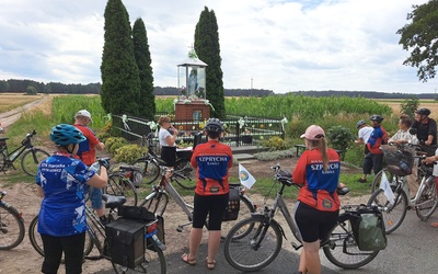 Podczas każdego rajdu cykliści odkrywają historię kilku obiektów.