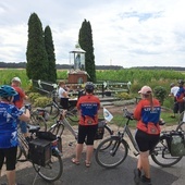 Podczas każdego rajdu cykliści odkrywają historię kilku obiektów.