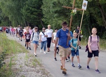 Na pielgrzymi szlak wybrało się ponad stu pątników.