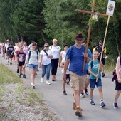 Na pielgrzymi szlak wybrało się ponad stu pątników.