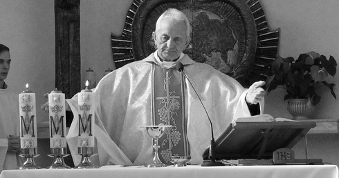 Ksiądz Franciszek Płonka był pierwszym i wieloletnim duszpasterzem rodzin diecezji bielsko-żywieckiej.