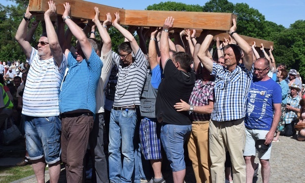 Droga do trzeźwości to dźwiganie codziennego krzyża.