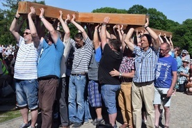 Droga do trzeźwości to dźwiganie codziennego krzyża.