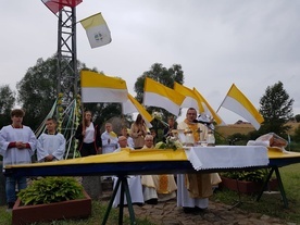 Ołtarz z kajaka. Złocieniec wspominał św. Jana Pawła II 
