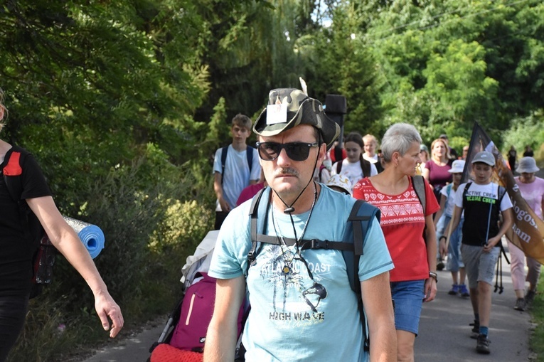 PPW2023. Drugi dzień wędrówki pielgrzymów z Góry