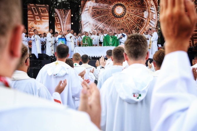 10 tys. młodych na "polskiej" Mszy na ŚDM w Lizbonie (cz. 2)