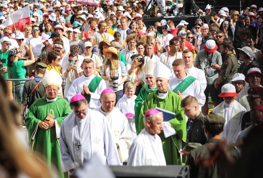 10 tys. młodych na "polskiej" Mszy na ŚDM w Lizbonie (cz. 2)