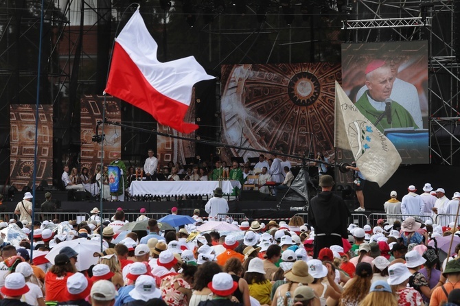 10 tys. młodych na "polskiej" Mszy na ŚDM w Lizbonie (cz. 2)