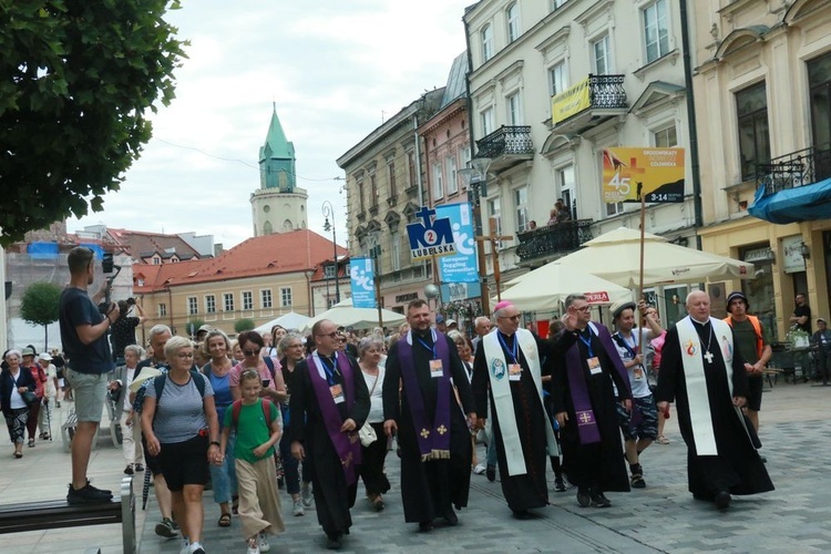 Pielgrzymów do granic miasta odprowadzali biskupi i wielu bliskich.