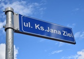 Przed kościołem Sióstr Wizytek w Warszawie otwarto wystawę "Ks. Jan Zieja"