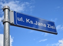 Przed kościołem Sióstr Wizytek w Warszawie otwarto wystawę "Ks. Jan Zieja"