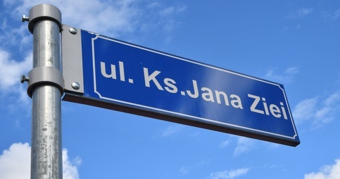 Przed kościołem Sióstr Wizytek w Warszawie otwarto wystawę "Ks. Jan Zieja"