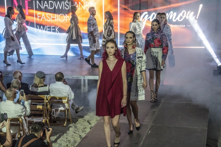 Haute couture w Nowej Dębie i Sandomierzu