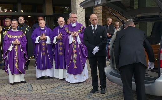 Uroczystości pogrzebowe śp. ks. Franciszka Płonki na os. Karpackim w Bielsku-Białej