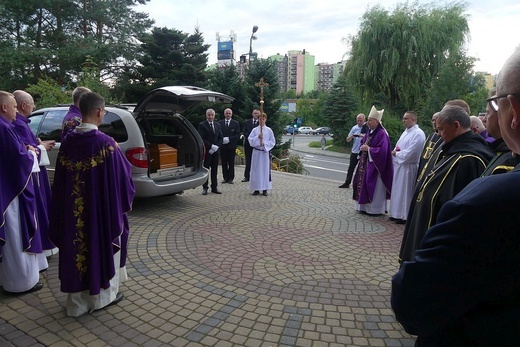 Uroczystości pogrzebowe śp. ks. Franciszka Płonki na os. Karpackim w Bielsku-Białej