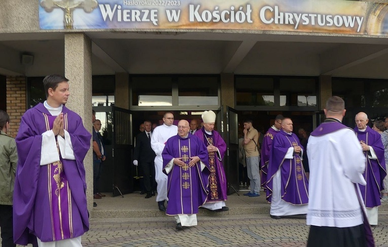 Uroczystości pogrzebowe śp. ks. Franciszka Płonki na os. Karpackim w Bielsku-Białej