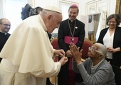 Lizbona: Franciszek spotkał się z 106-letnią kobietą i chorą dziewczynką 