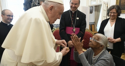 Lizbona: Franciszek spotkał się z 106-letnią kobietą i chorą dziewczynką 