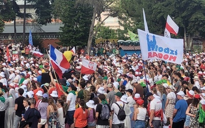 Młodzi z diecezji radomskiej podczas pierwszego spotkania z papieżem Franciszkiem na ŚDM w Lizbonie.