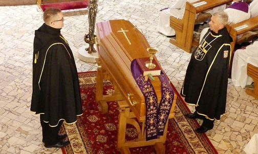 Podczas uroczystości pogrzebowych śp. ks. Franciszka Płonki na os. Karpackim.
