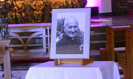 Podczas uroczystości pogrzebowych śp. ks. Franciszka Płonki na os. Karpackim.