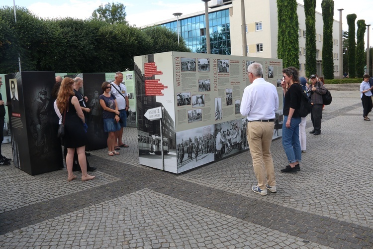 Wystawa o Wrocławiu sprzed 75 laty. Pełnym komunistycznych "sukcesów"