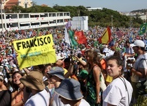 Dziesiątki tysięcy osób czekają w parku w Lizbonie na Drogę Krzyżową z papieżem