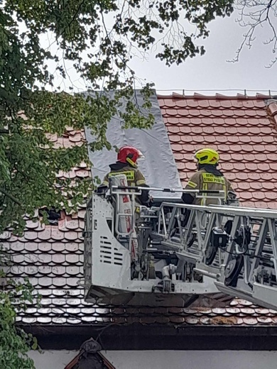 Niebezpiecznie w regionie. Uszkodzony dach kościoła w Nieżynie