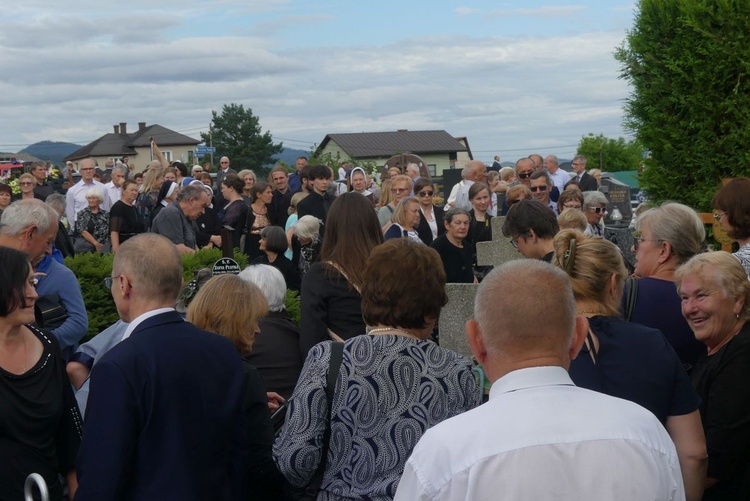 Ostatnie pożegnanie ks. prał. Franciszka Płonki w rodzinnym Zarzeczu