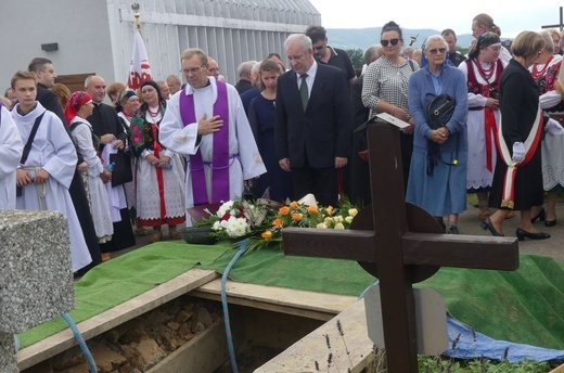 Ostatnie pożegnanie ks. prał. Franciszka Płonki w rodzinnym Zarzeczu