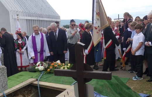 Ostatnie pożegnanie ks. prał. Franciszka Płonki w rodzinnym Zarzeczu