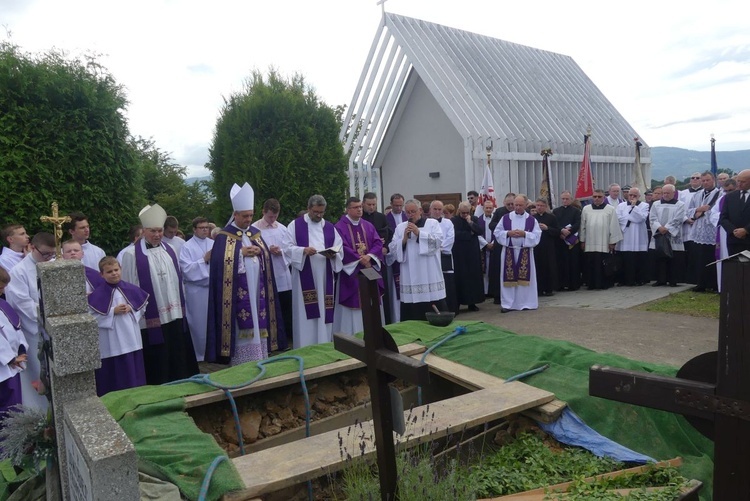 Ostatnie pożegnanie ks. prał. Franciszka Płonki w rodzinnym Zarzeczu