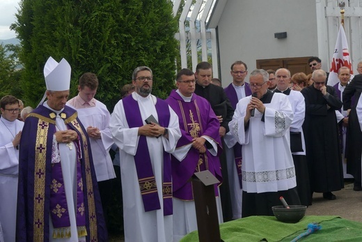 Ostatnie pożegnanie ks. prał. Franciszka Płonki w rodzinnym Zarzeczu