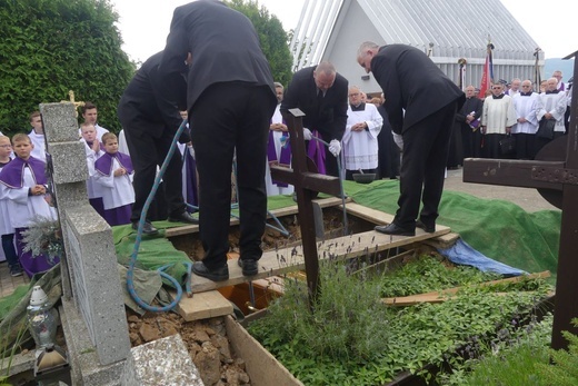 Ostatnie pożegnanie ks. prał. Franciszka Płonki w rodzinnym Zarzeczu