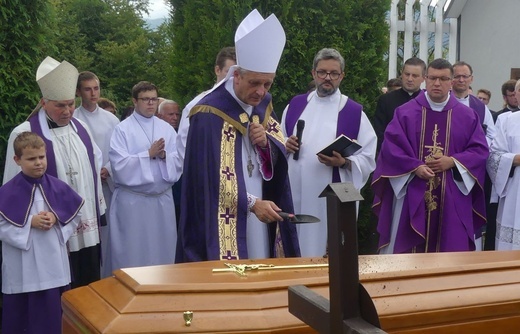 Ostatnie pożegnanie ks. prał. Franciszka Płonki w rodzinnym Zarzeczu