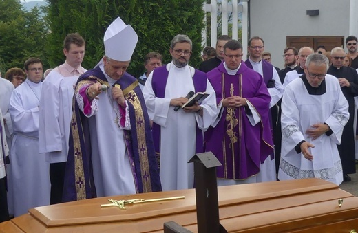 Ostatnie pożegnanie ks. prał. Franciszka Płonki w rodzinnym Zarzeczu
