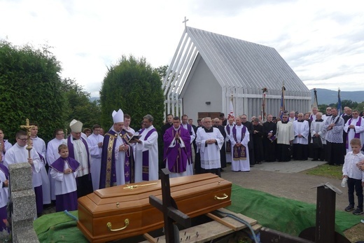 Ostatnie pożegnanie ks. prał. Franciszka Płonki w rodzinnym Zarzeczu