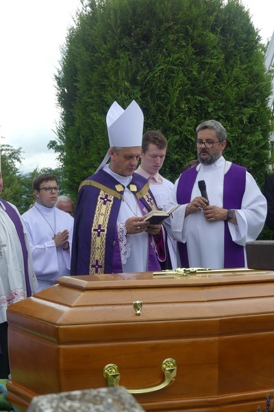 Ostatnie pożegnanie ks. prał. Franciszka Płonki w rodzinnym Zarzeczu