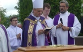 Ostatnie pożegnanie ks. prał. Franciszka Płonki w rodzinnym Zarzeczu