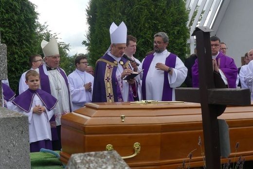 Ostatnie pożegnanie ks. prał. Franciszka Płonki w rodzinnym Zarzeczu