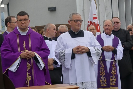 Ostatnie pożegnanie ks. prał. Franciszka Płonki w rodzinnym Zarzeczu