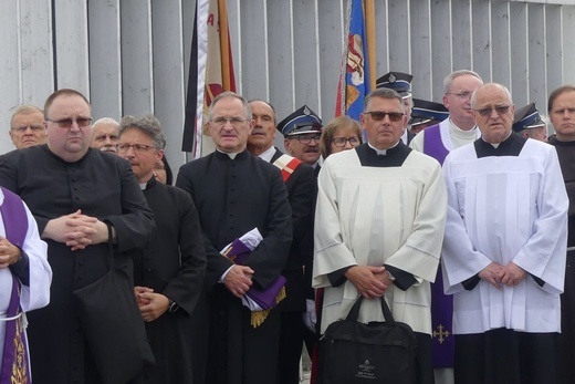 Ostatnie pożegnanie ks. prał. Franciszka Płonki w rodzinnym Zarzeczu