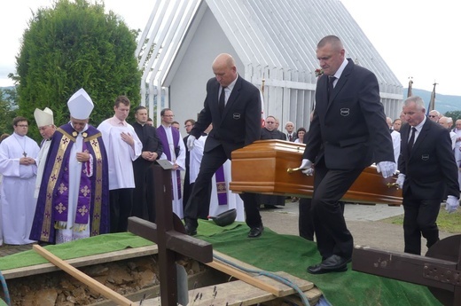 Ostatnie pożegnanie ks. prał. Franciszka Płonki w rodzinnym Zarzeczu