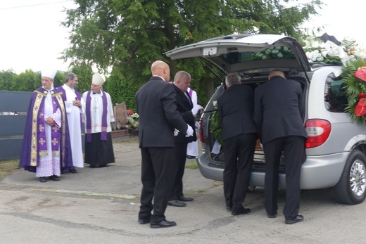 Ostatnie pożegnanie ks. prał. Franciszka Płonki w rodzinnym Zarzeczu